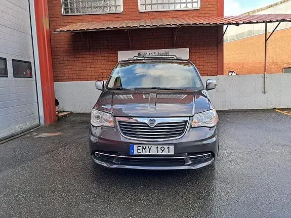 Lancia Voyager 2015 photo 2