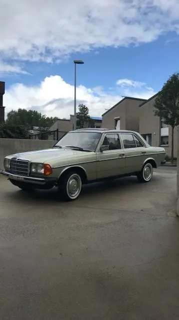 Mercedes-Benz Série 200 1982 photo 2