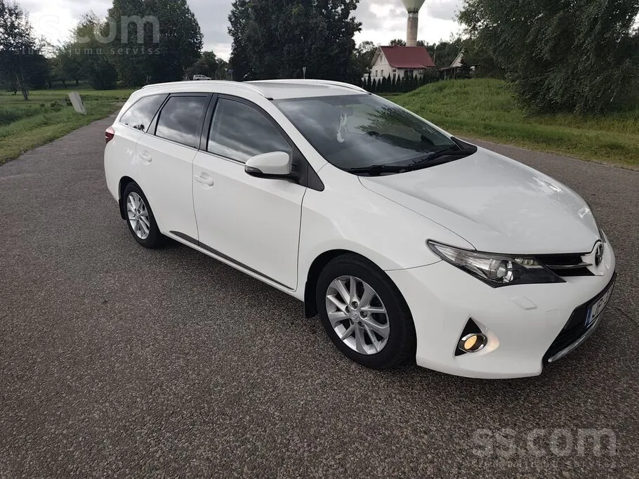 Toyota Auris 2014 photo 2