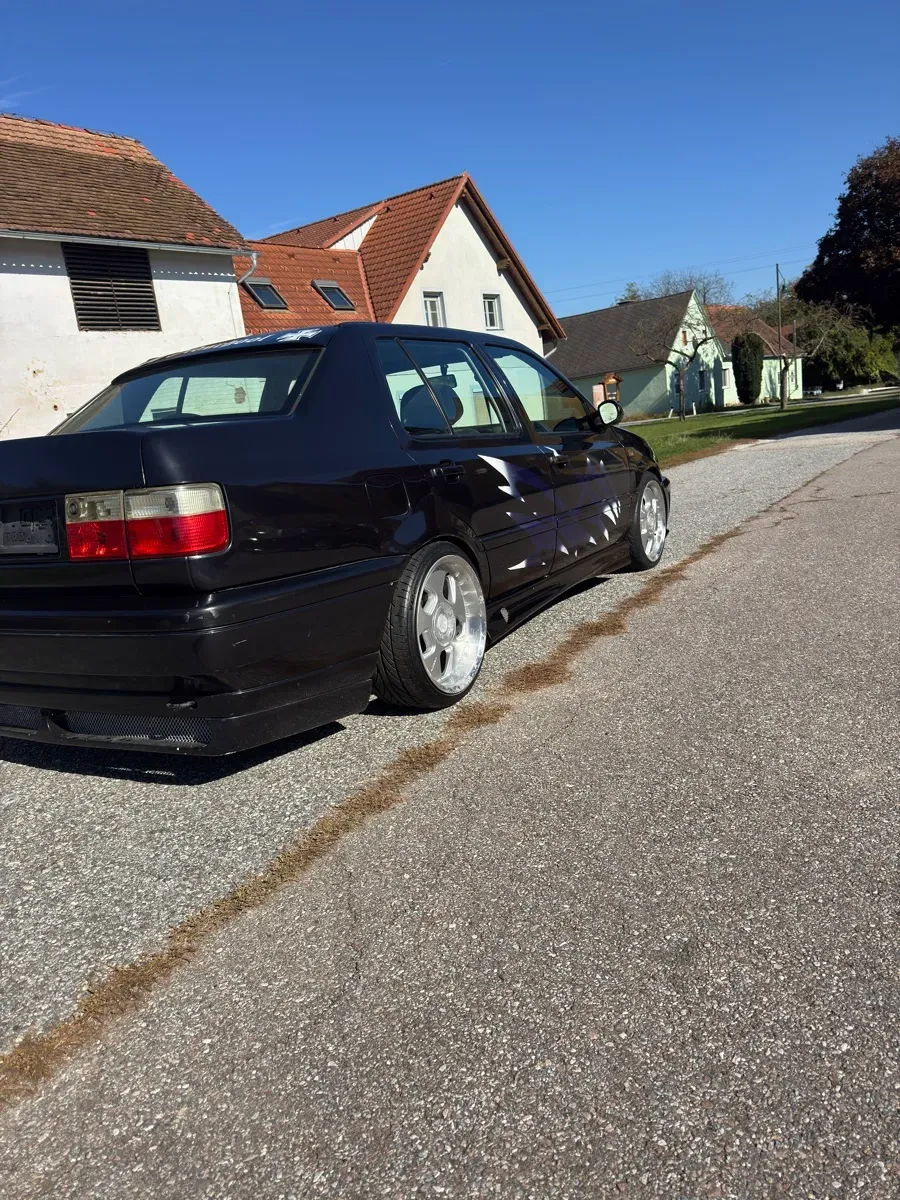 Volkswagen Vento 1992 photo 3