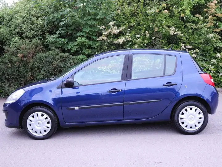 Renault Clio 2006 photo 2