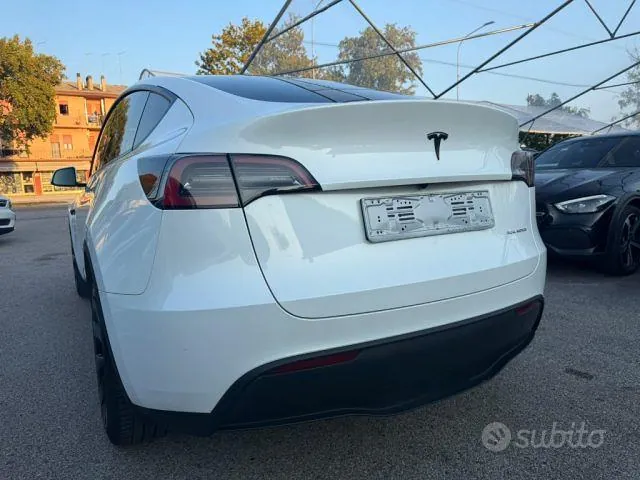 Tesla Model Y 2023 photo 2