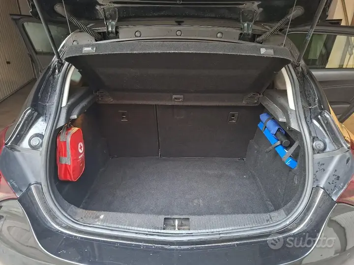 Opel Astra J 2010 photo 3