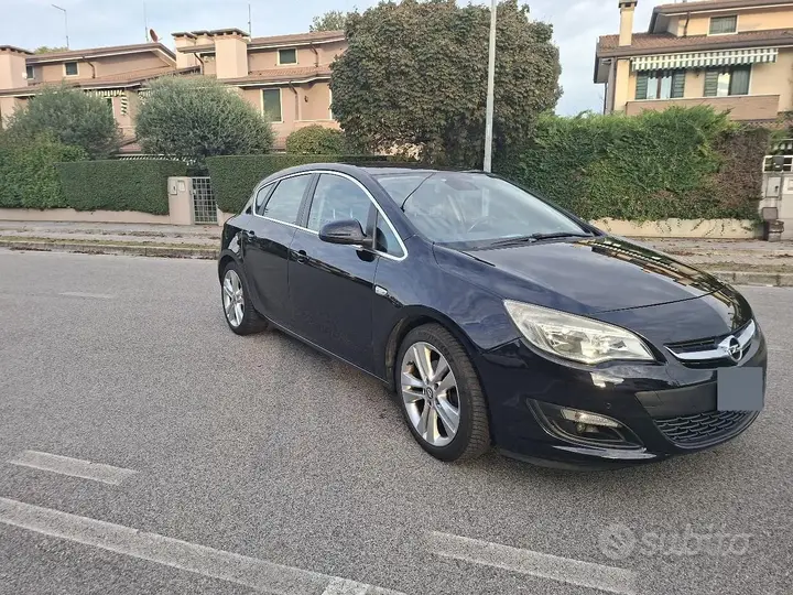 Opel Astra J 2010 photo 2