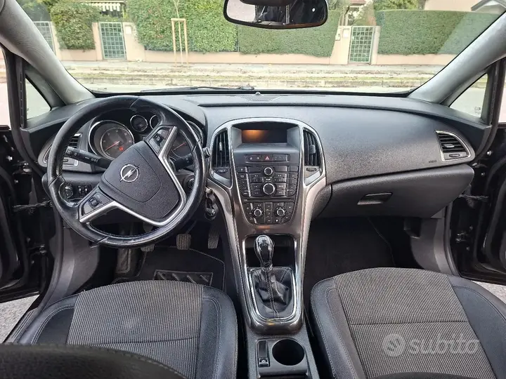 Opel Astra J 2010 photo 5