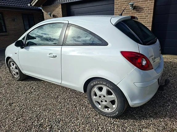 Opel Corsa 2013 photo 2