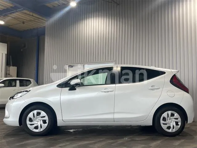Toyota Aqua 2025 photo 4
