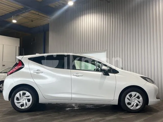 Toyota Aqua 2025 photo 2