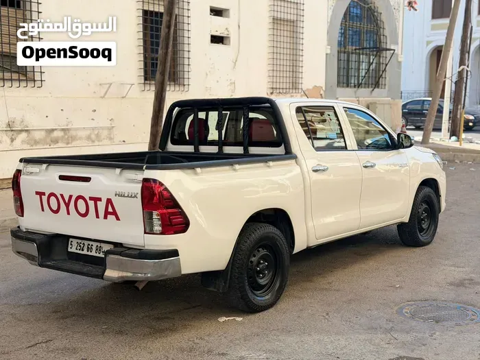 Toyota Hilux 2023 photo 4