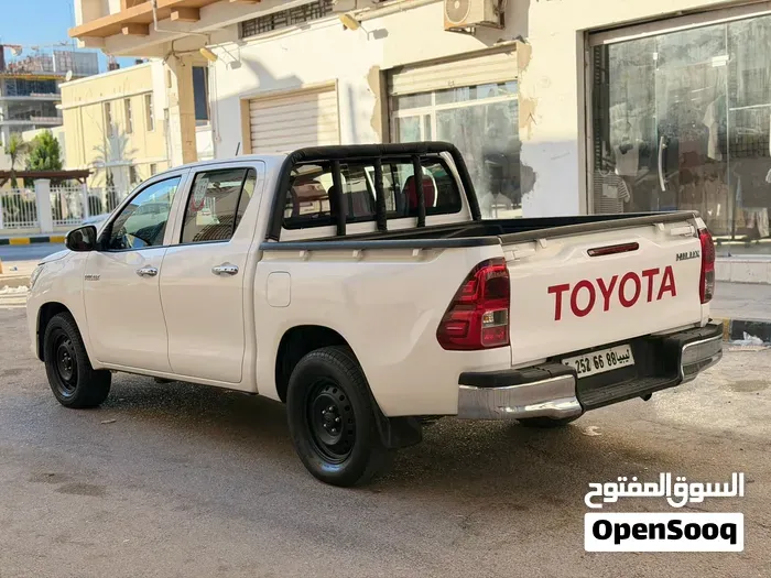 Toyota Hilux 2023 photo 2
