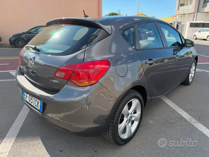 Opel Astra 2010 photo 3