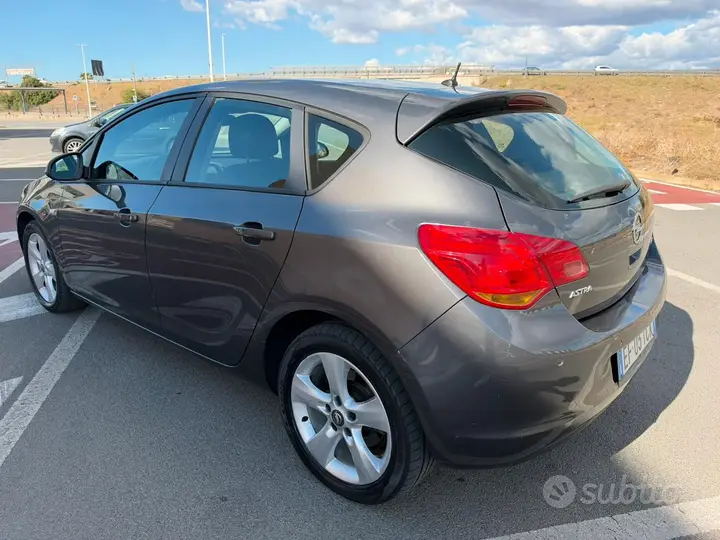 Opel Astra 2010 photo 4