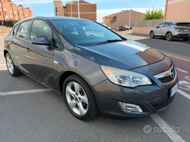 Opel Astra 2010 photo 2