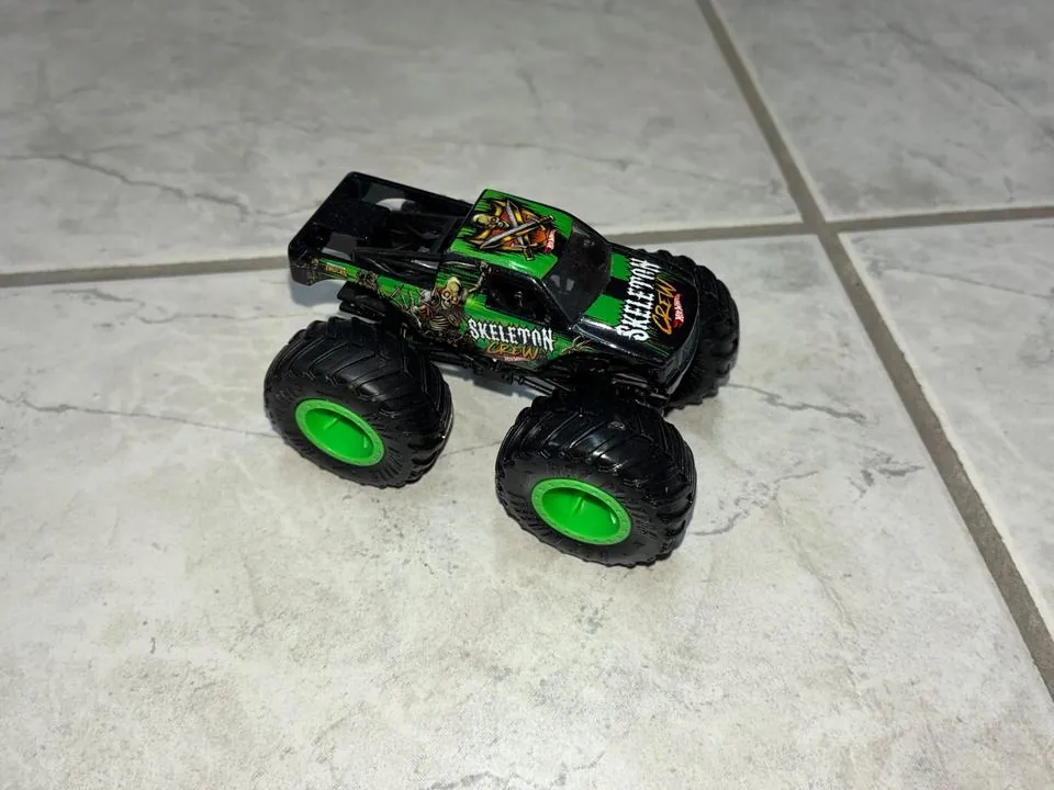 Mattel Hot-Wheels Monster-Trucks 1:64 Autos Skeleton-Crew Skelett