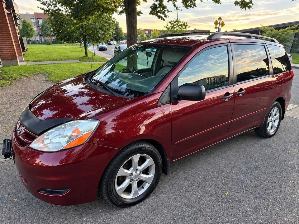 Toyota Sienna 2010 photo 2