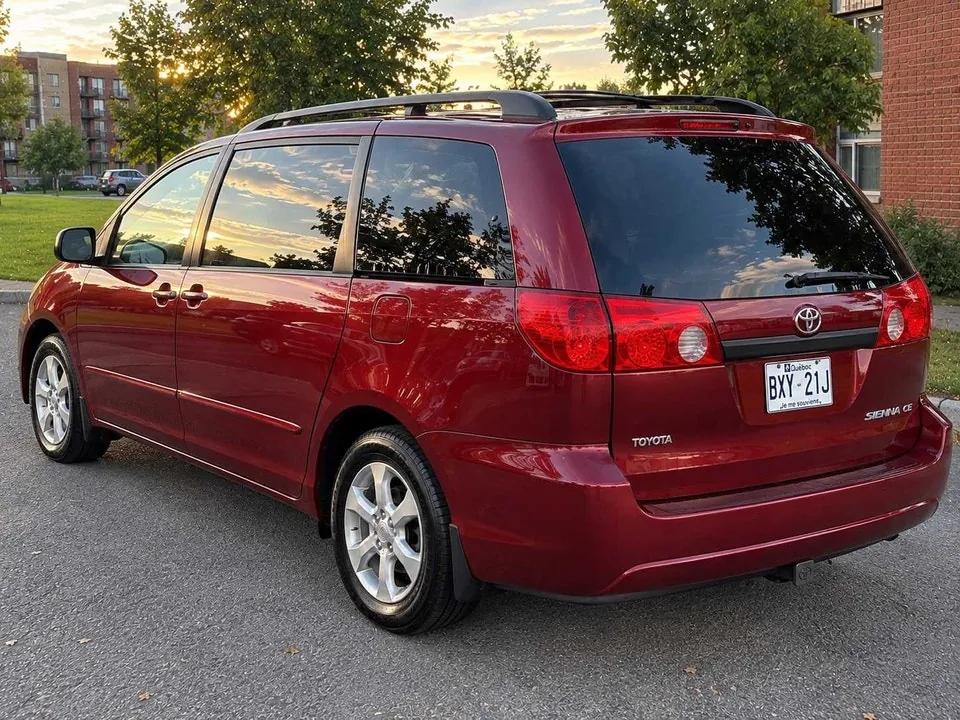 Toyota Sienna 2010 photo 4