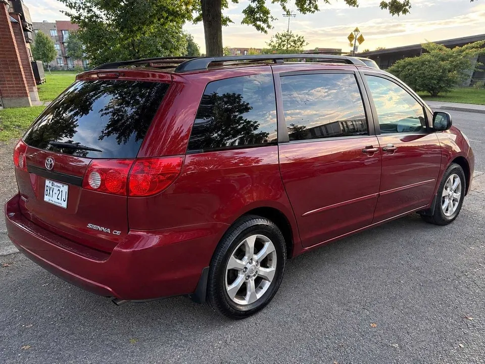 Toyota Sienna 2010 photo 3