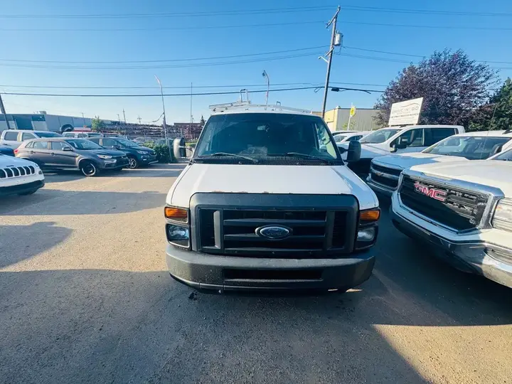 Ford E-350 2013 photo 2