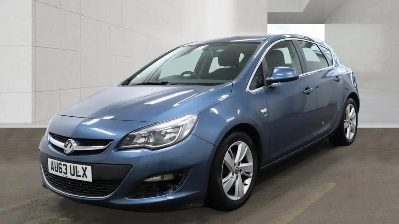 Vauxhall Astra 2013 photo 2