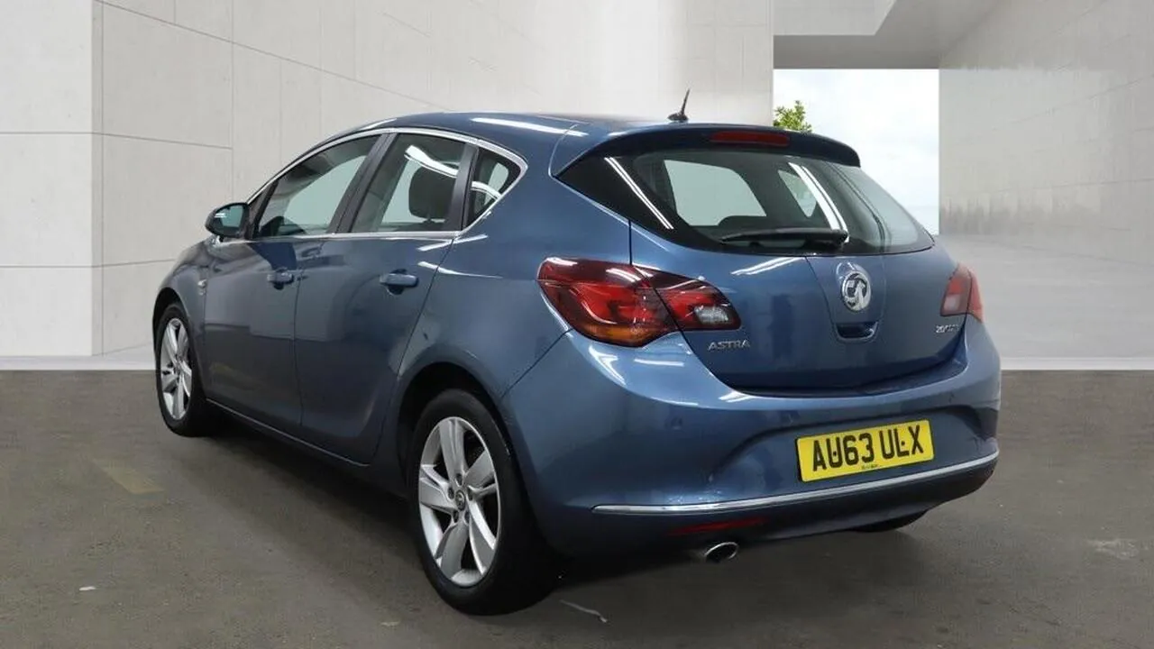 Vauxhall Astra 2013 photo 3