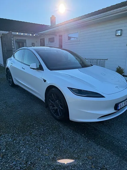 Tesla Model 3 2024 photo 3