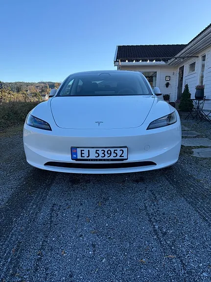 Tesla Model 3 2024 photo 2
