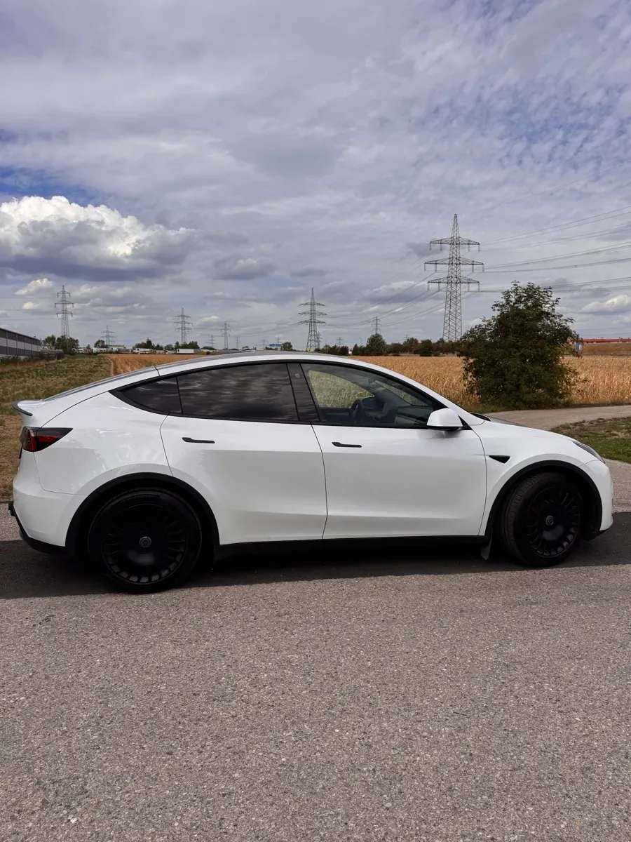Tesla Model Y 2023 photo 3