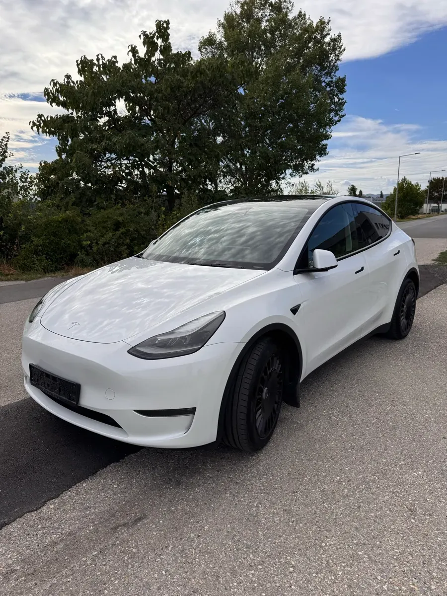 Tesla Model Y 2023 photo 2
