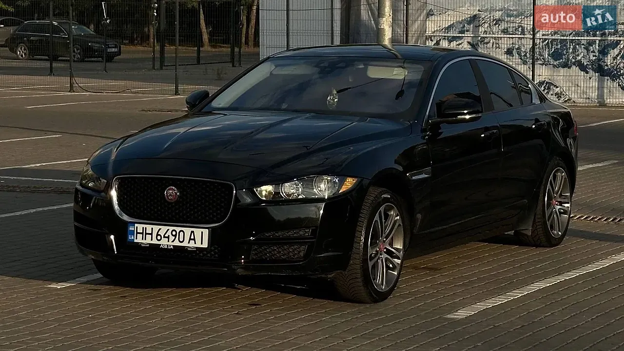 Jaguar Xe 2016 photo 2