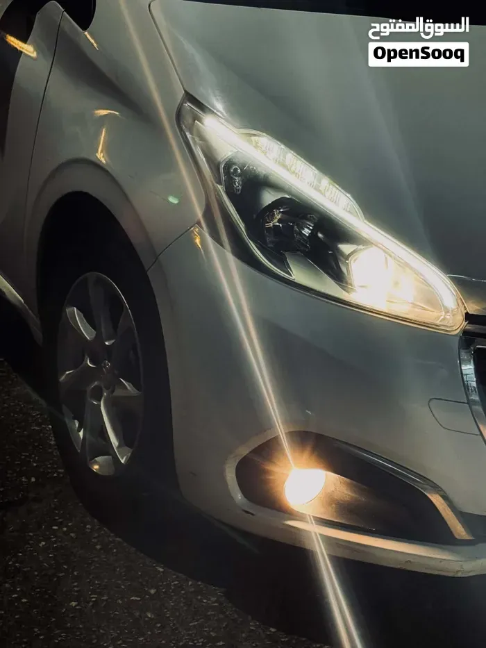 Peugeot 208 2017 photo 3
