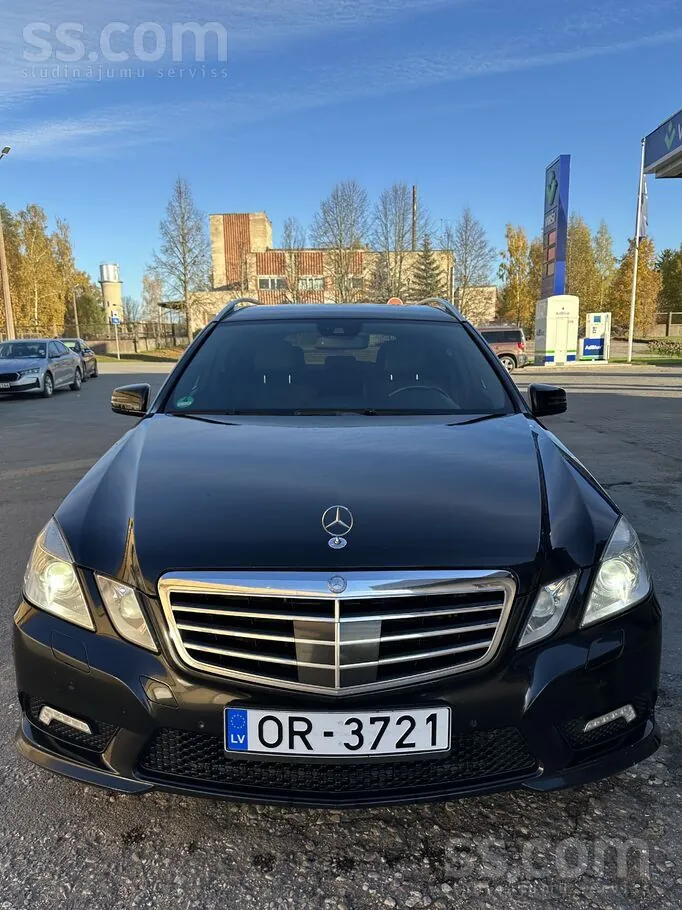 Mercedes-Benz E300 2010 photo 2