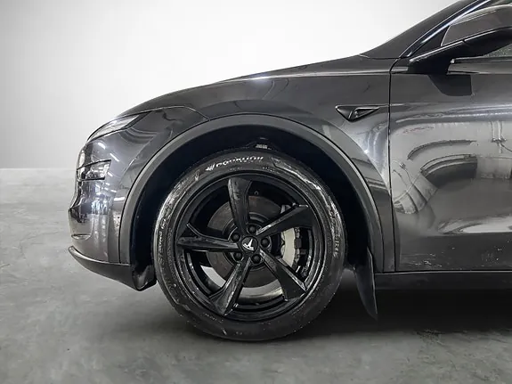 Tesla Model Y 2025 photo 2