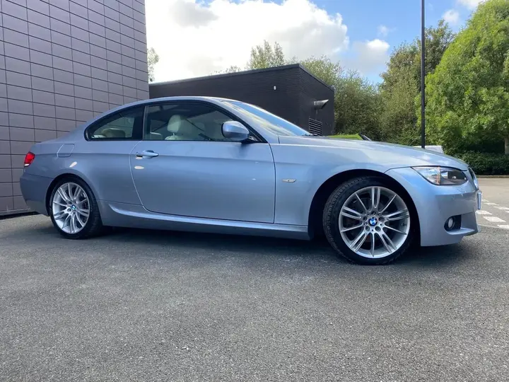 BMW 3 Series 2010 photo 3