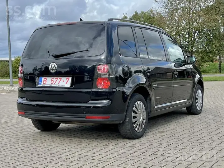 Volkswagen Touran 2010 photo 2