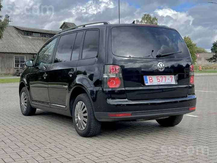 Volkswagen Touran 2010 photo 4