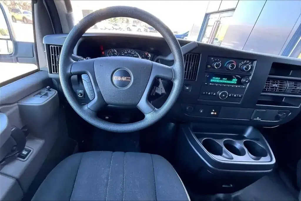 GMC Savana 2023 photo 5