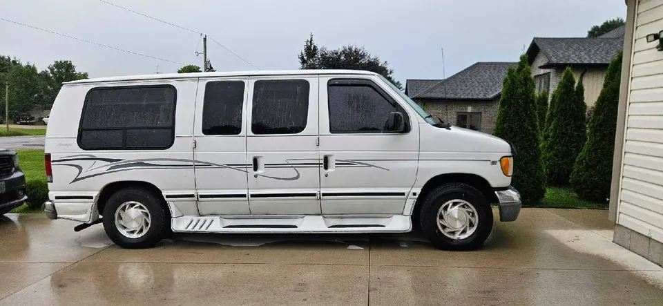 Ford E-150 2002 photo 4