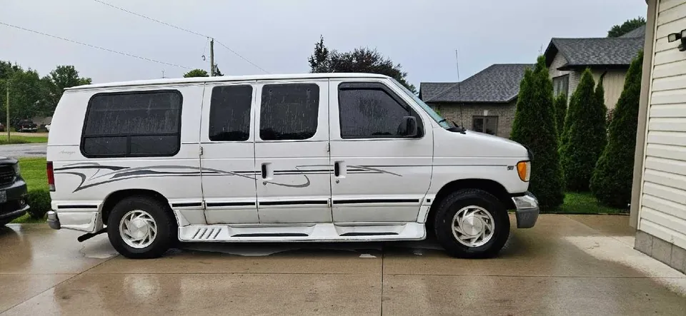 Ford E-150 2002 photo 3