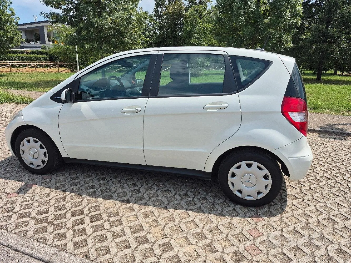 Mercedes-Benz A 2010 photo 3