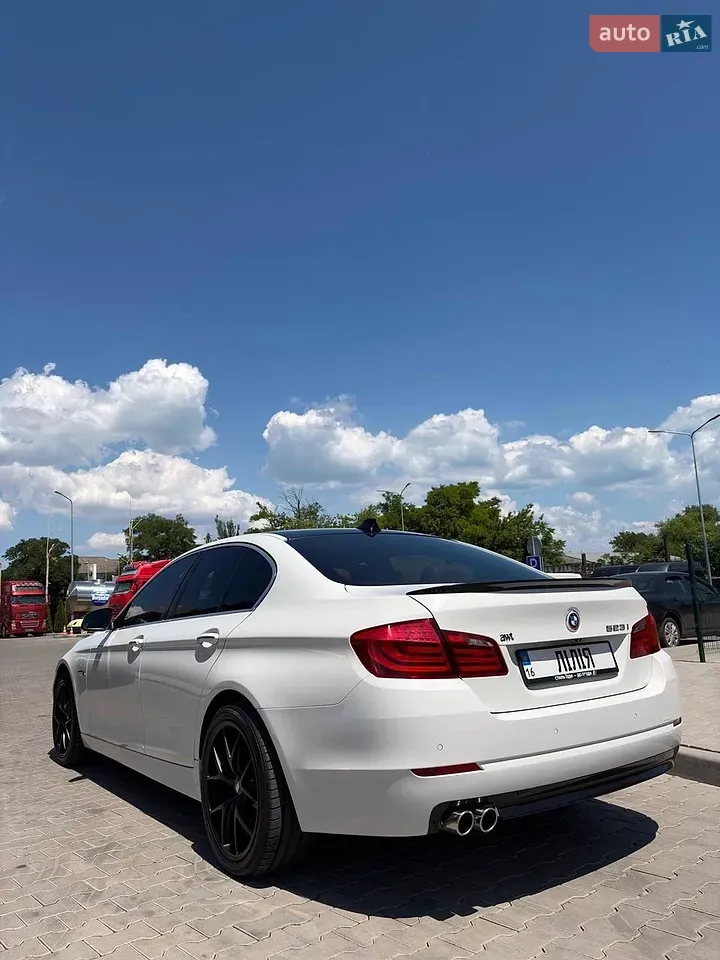BMW 5 Series 2010 photo 2