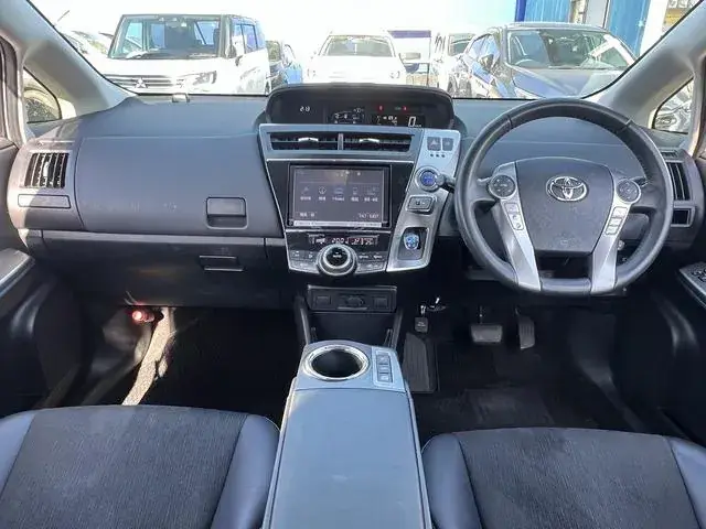 Toyota Prius Alpha 2016 photo 5