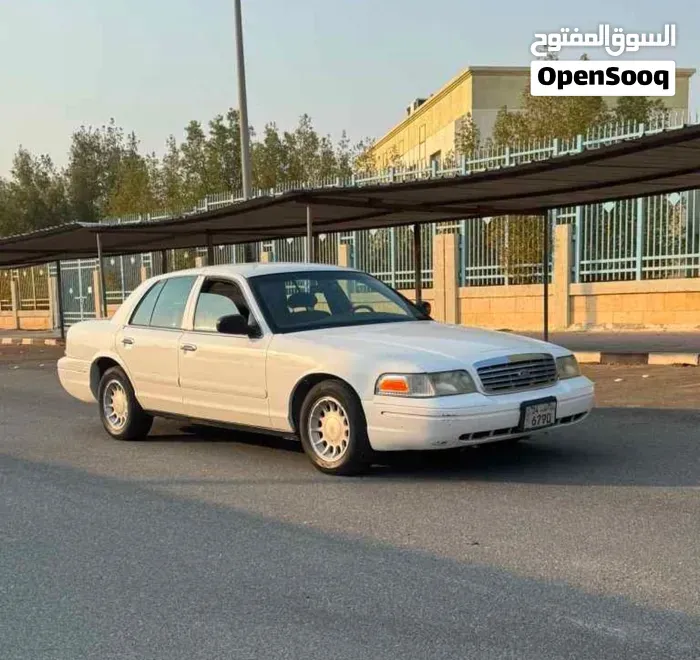 Ford Crown Victoria 2004 photo 3