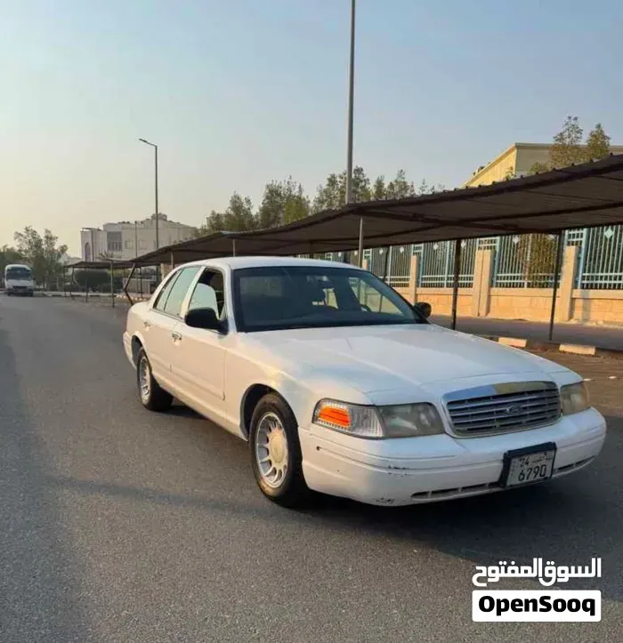 Ford Crown Victoria 2004 photo 2