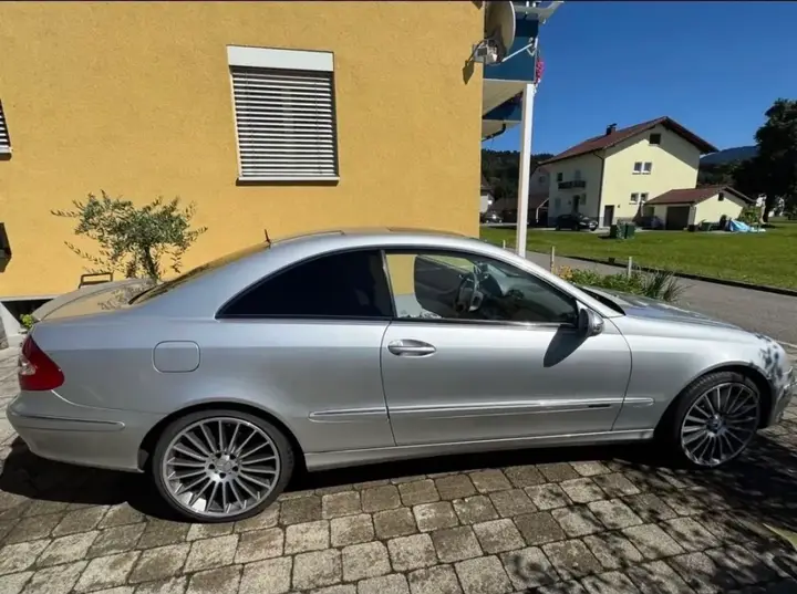 Mercedes-Benz Clk-Class 2002 photo 2