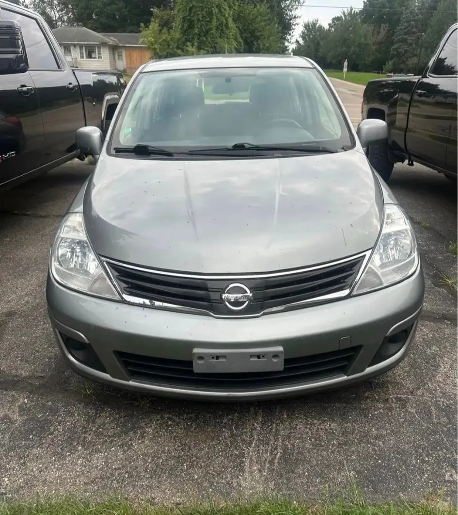Nissan Versa 2010 photo 2