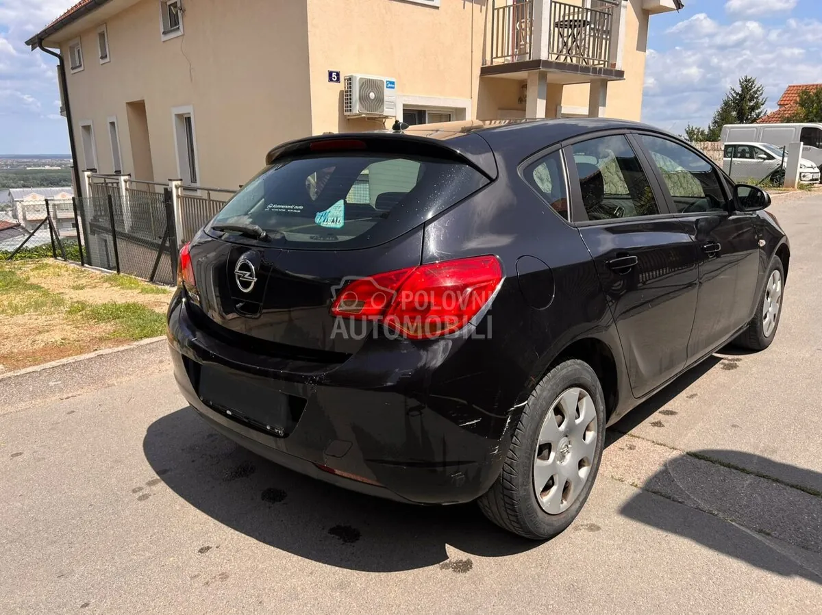 Opel Astra J 2010 photo 4