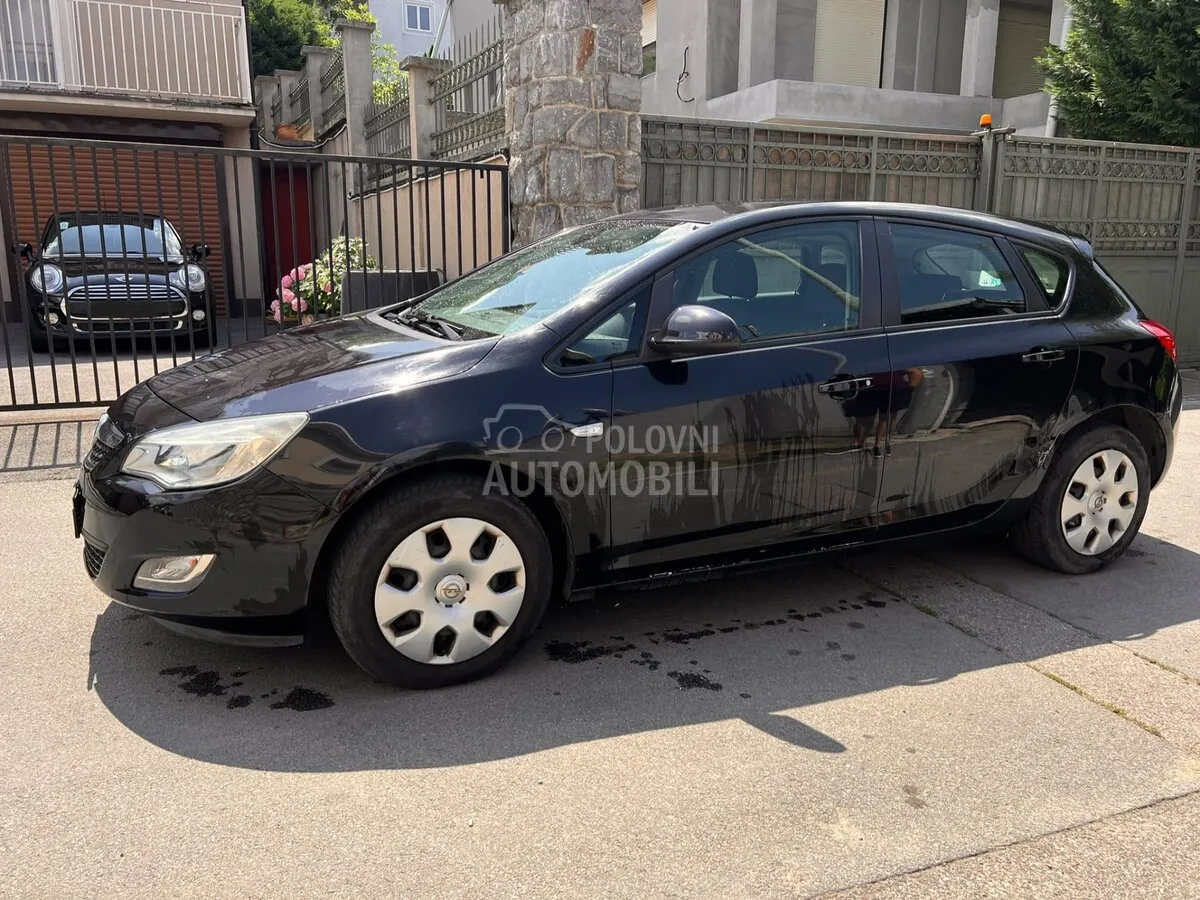 Opel Astra J 2010 photo 2