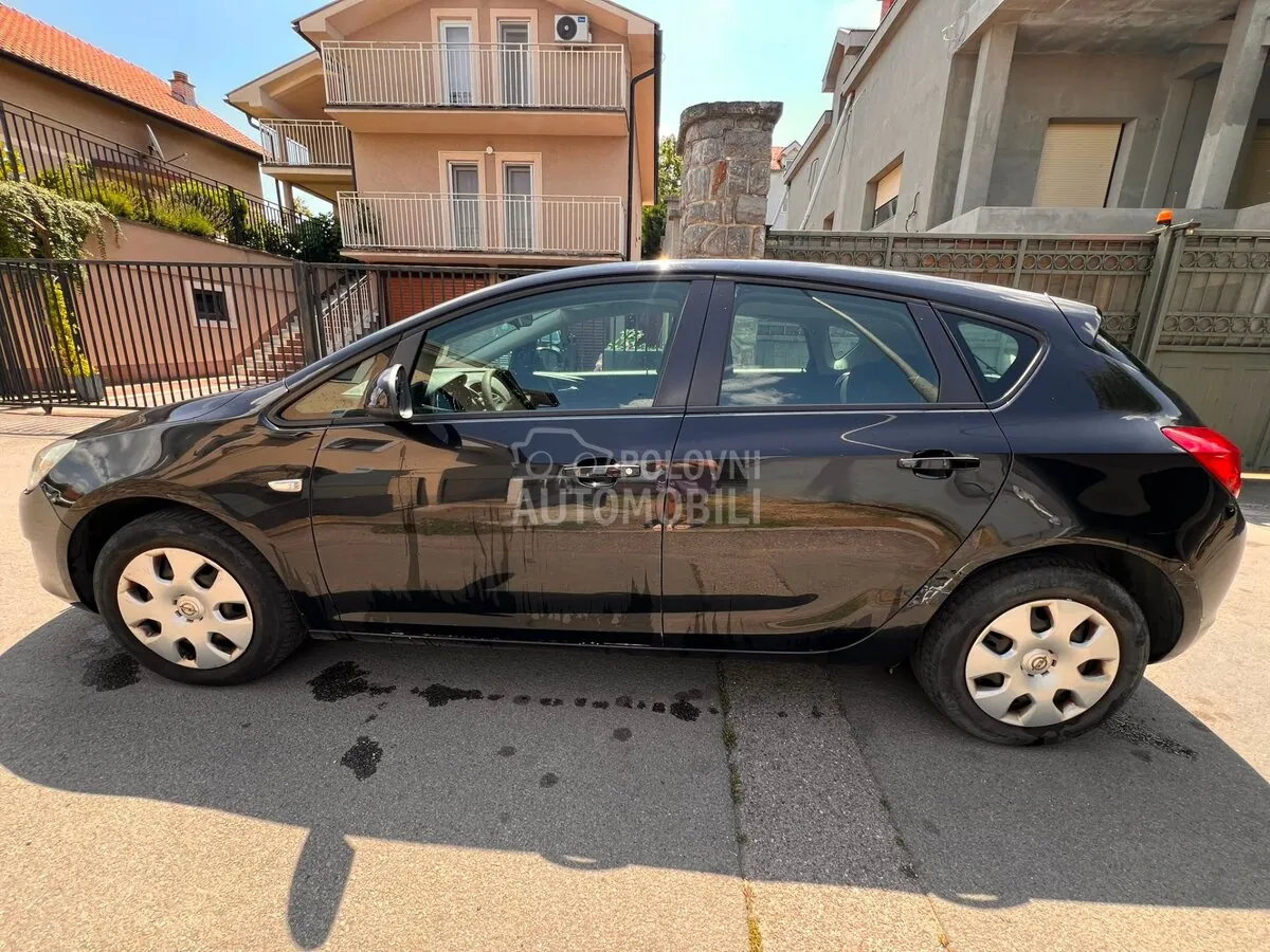 Opel Astra J 2010 photo 3