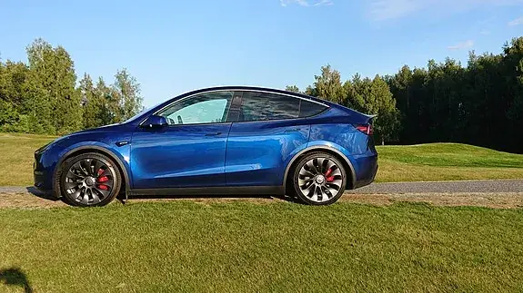 Tesla Model Y 2023 photo 2