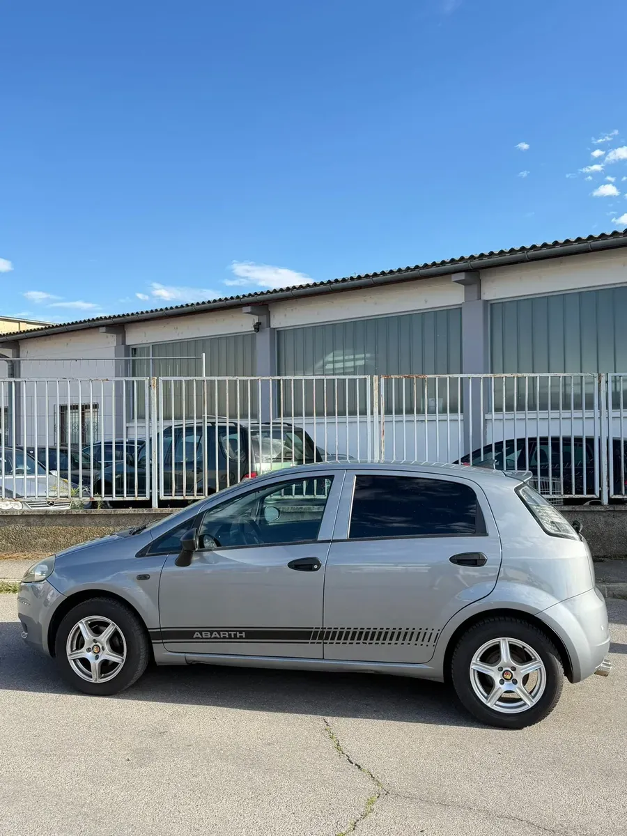 Fiat Punto 2009 photo 2